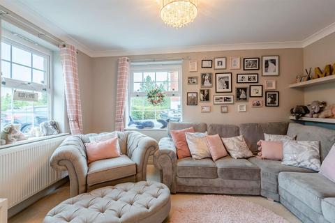 22 Barlow Drive, Fradley, Lichfield, WS13 8TL