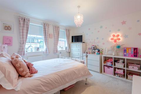 22 Barlow Drive, Fradley, Lichfield, WS13 8TL