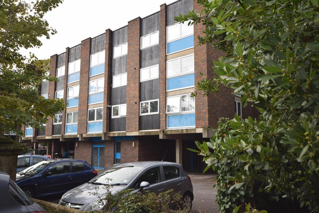 Wellesley Road, Twickenham 2 bed flat £325,000
