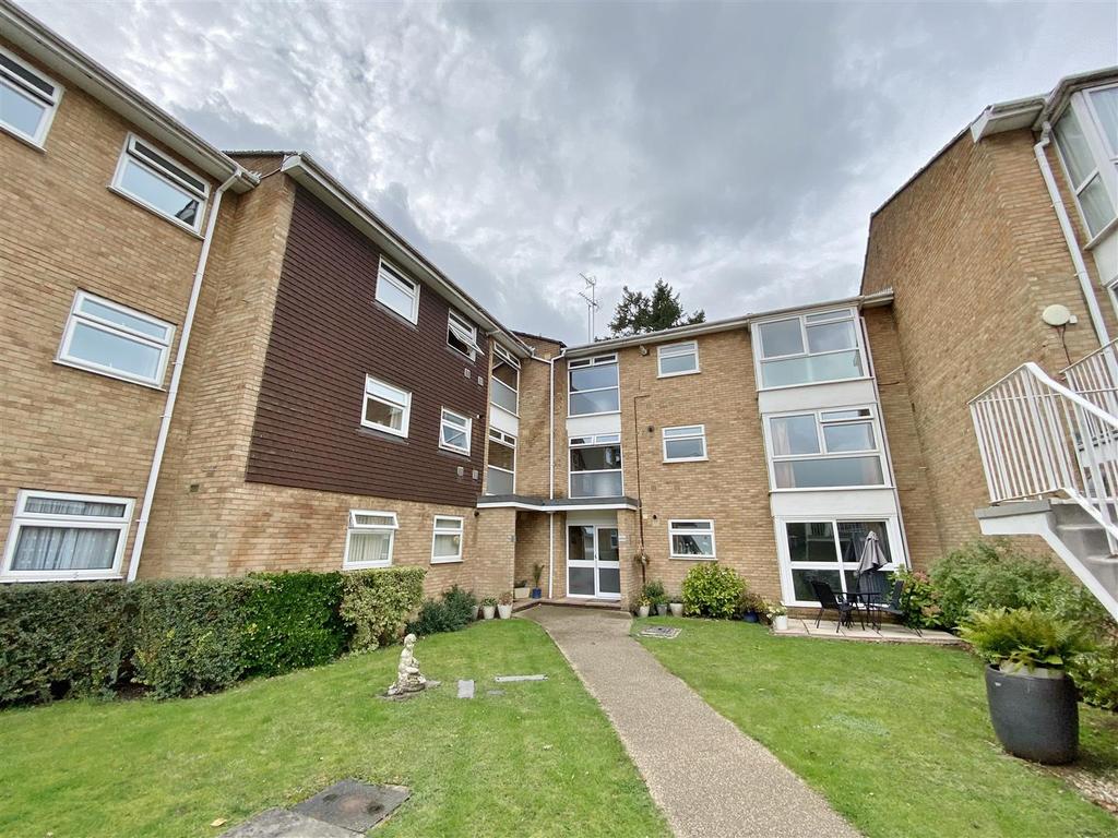 High Road, Bushey Heath, Bushey 2 bed apartment £329,950