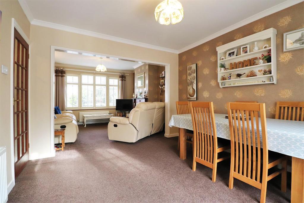 Open plan lounge/dining room