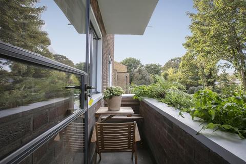 Flat 2, 31 De Crespigny Park, London, SE5 8AB