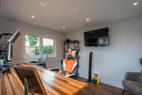35 Broadley Green, Windlesham, GU20 6AJ