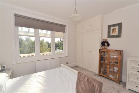 6, Warrenside The Warren, Caversham, Reading, RG4 7TQ