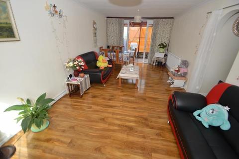 4 Sutton Place, Slough, SL3 8AA