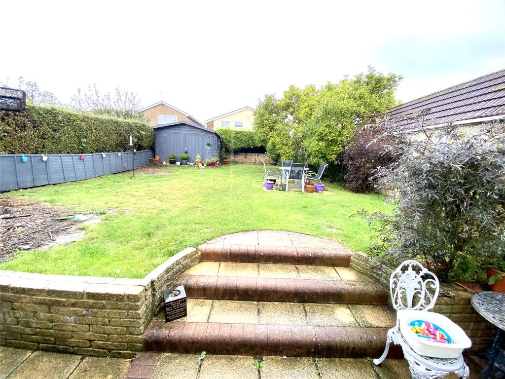 Brooklyn Drive, Rayleigh, Essex, SS6 2 bed bungalow £330,000