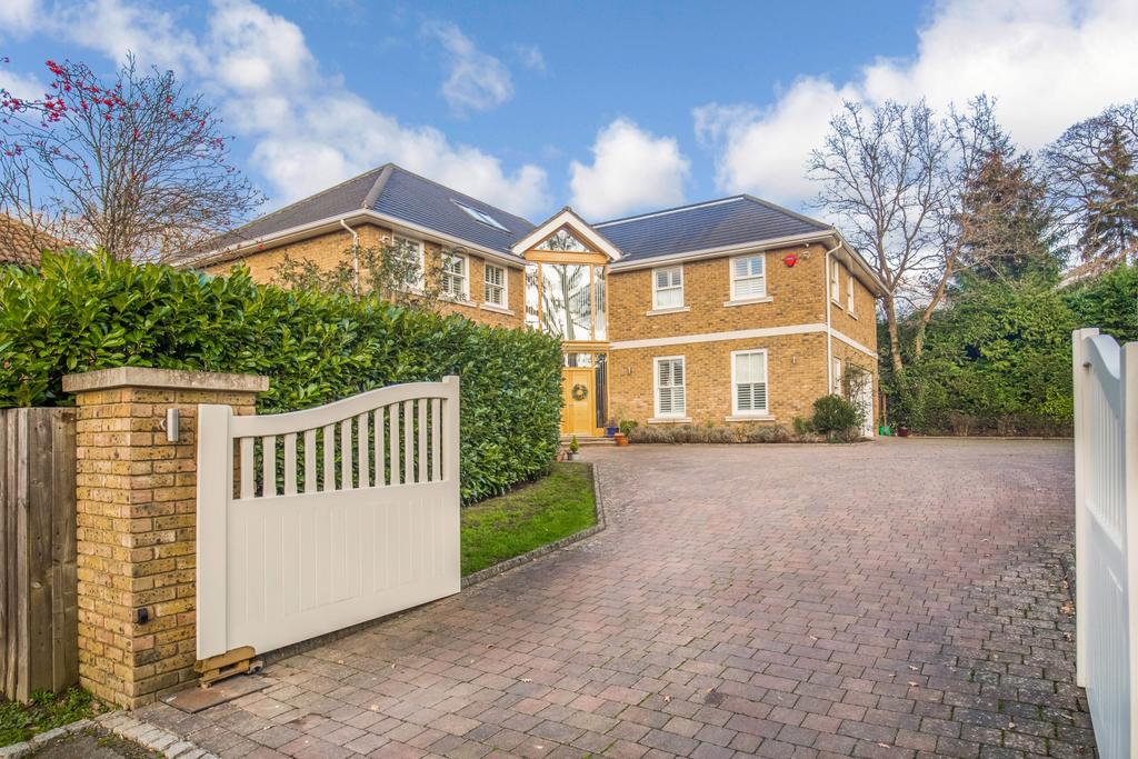 Steels Lane, Oxshott, Surrey, KT22 6 bed detached house £8,750 pcm (£