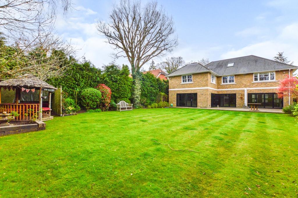 Steels Lane, Oxshott, Surrey, KT22 6 bed detached house £8,750 pcm (£