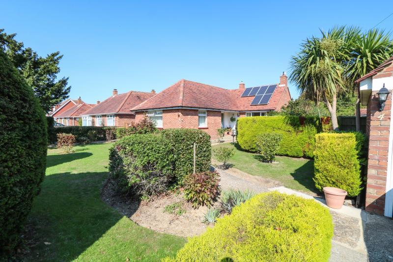 Harbour Road, Hayling Island 2 bed detached bungalow £499,995