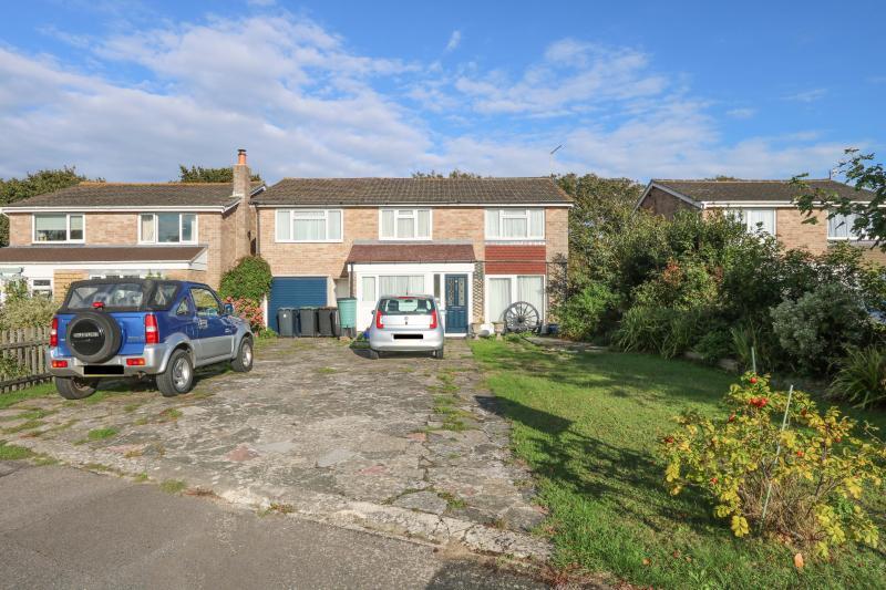 Fernhurst Close, Hayling Island 5 bed detached house £450,000