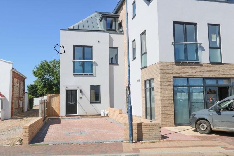 Station Court, West Lane, Hayling Island 1 bed flat £165,000