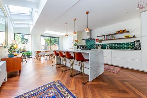 122 Rathcoole Gardens, London, N8 9PG