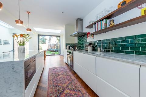 122 Rathcoole Gardens, London, N8 9PG
