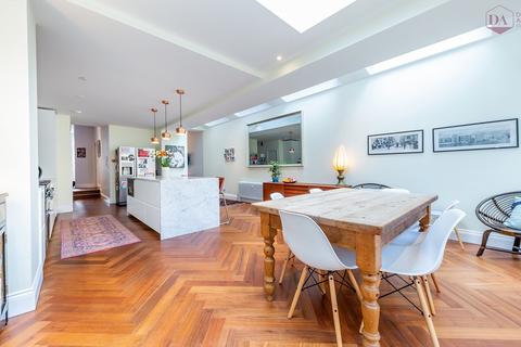 122 Rathcoole Gardens, London, N8 9PG