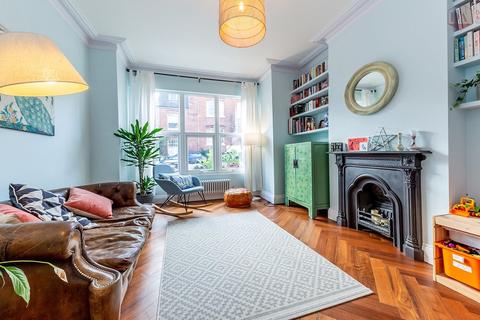 122 Rathcoole Gardens, London, N8 9PG