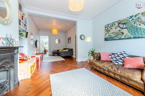122 Rathcoole Gardens, London, N8 9PG