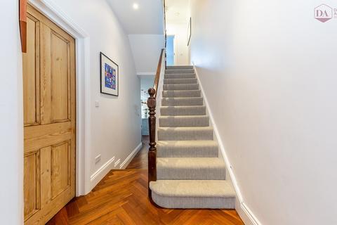 122 Rathcoole Gardens, London, N8 9PG