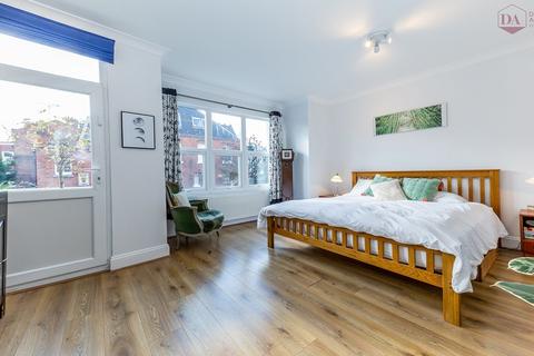 122 Rathcoole Gardens, London, N8 9PG