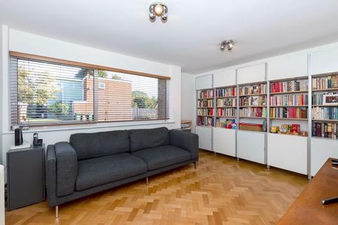 16 The North Glade, Bexley, DA5 3NT
