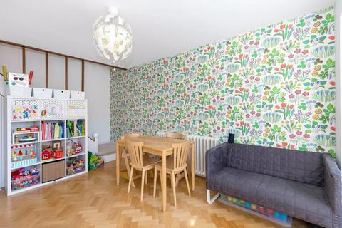 16 The North Glade, Bexley, DA5 3NT