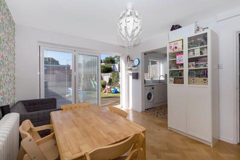 16 The North Glade, Bexley, DA5 3NT