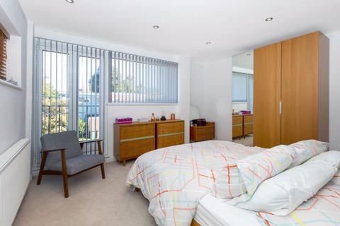 16 The North Glade, Bexley, DA5 3NT