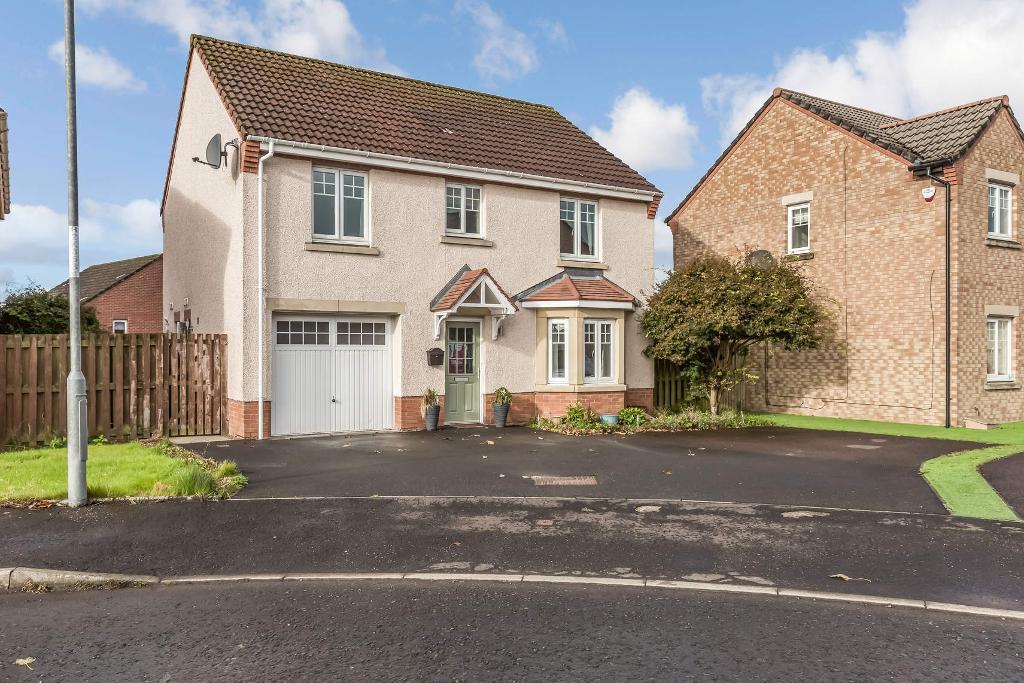 Birkwood Court, Glenboig, ML5 2TD 4 bed detached house £189,950