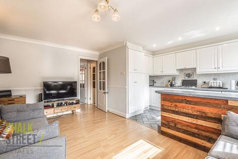15 Harkness Close, Romford, RM3 9NX