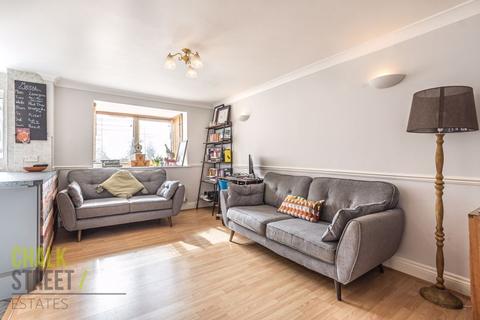 15 Harkness Close, Romford, RM3 9NX