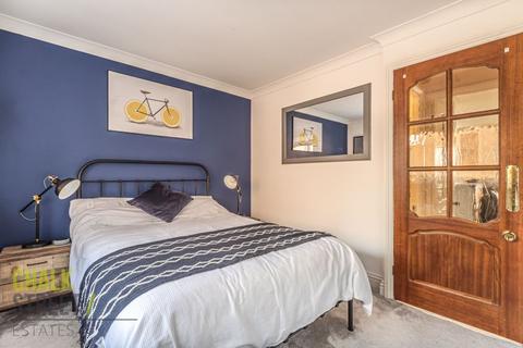 15 Harkness Close, Romford, RM3 9NX