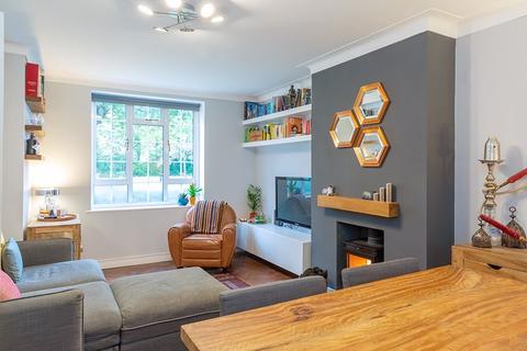 9 Gloucester Close, Thames Ditton, KT7 0EW