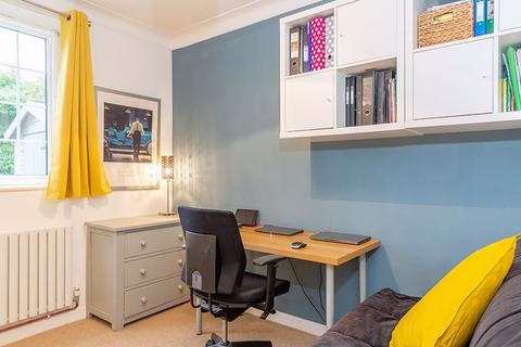 9 Gloucester Close, Thames Ditton, KT7 0EW