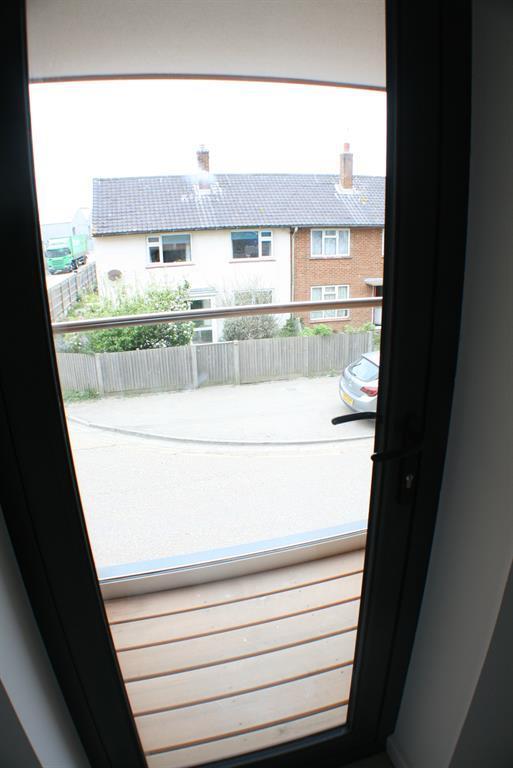 Balcony to front
