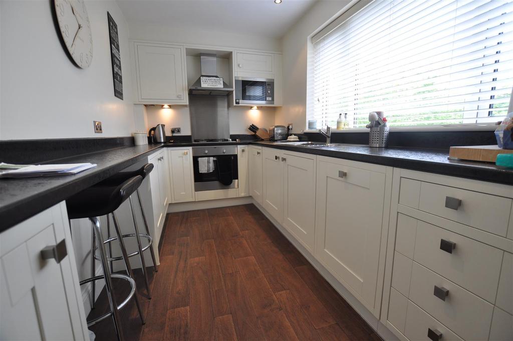 Park Street Lane, St. Albans 3 bed flat £1,250 pcm (£288 pw)