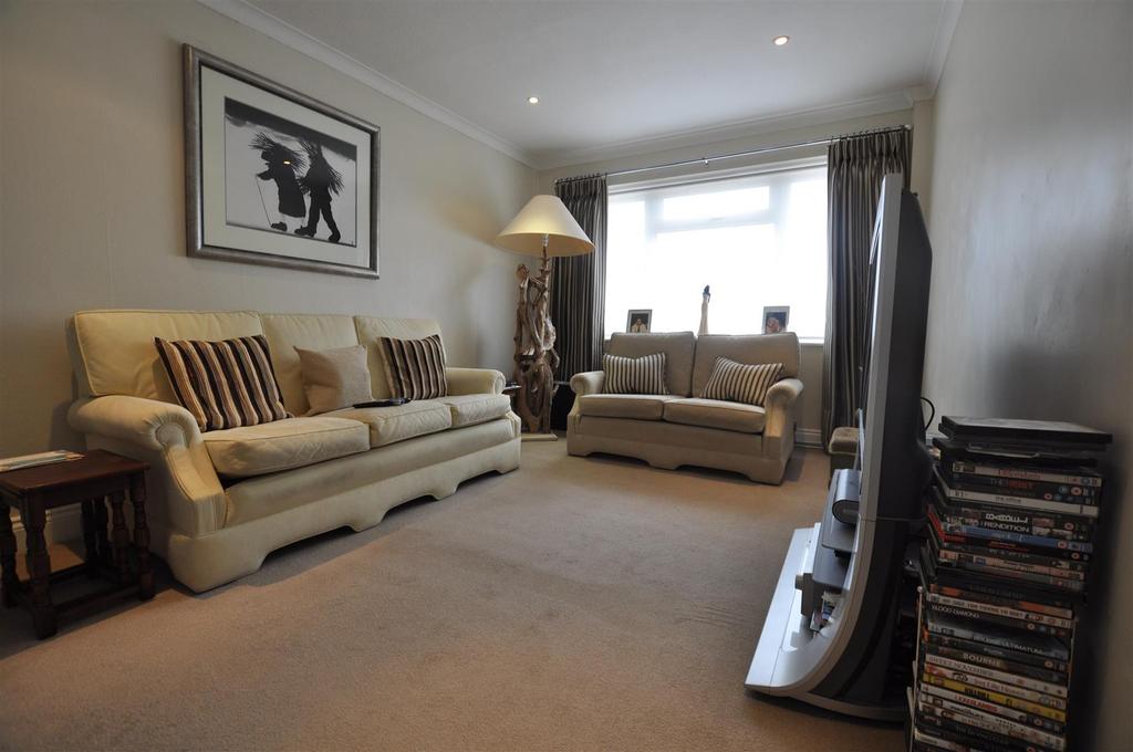 Park Street Lane, St. Albans 3 bed flat £1,250 pcm (£288 pw)