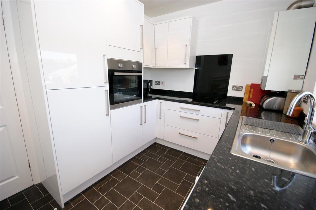 Devon Way, Brighouse 2 bed semidetached bungalow £180,000