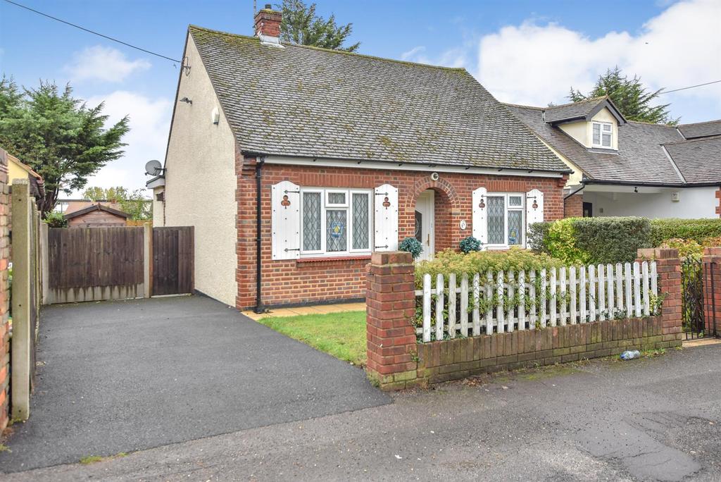 Road, Benfleet 2 bed detached bungalow £325,000