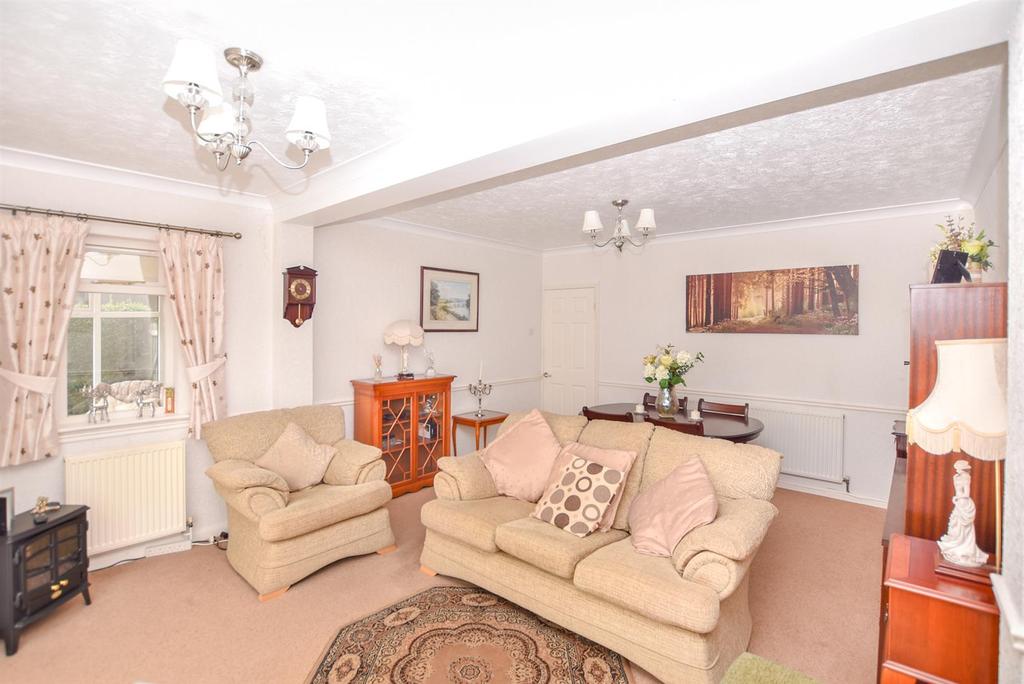 Road, Benfleet 2 bed detached bungalow £325,000