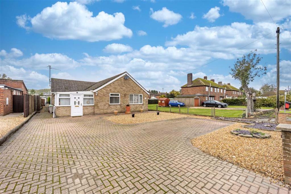 Seas End Road, Moulton Seas End 4 bed detached bungalow £280,000