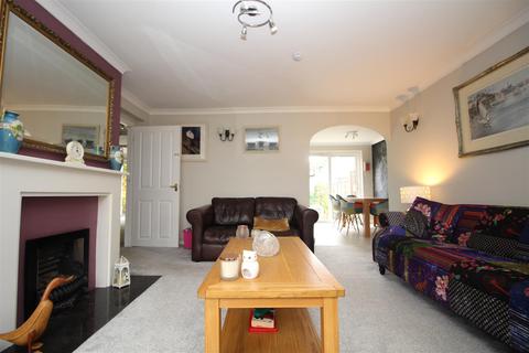 8 Coppice Road, Horsham, RH12 4JP
