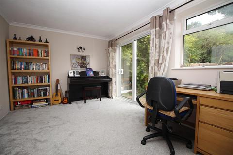 8 Coppice Road, Horsham, RH12 4JP