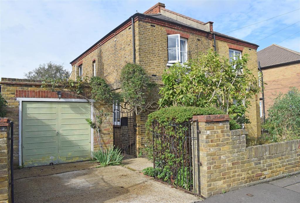 School Road, Hampton Hill 3 bed semidetached house £775,000