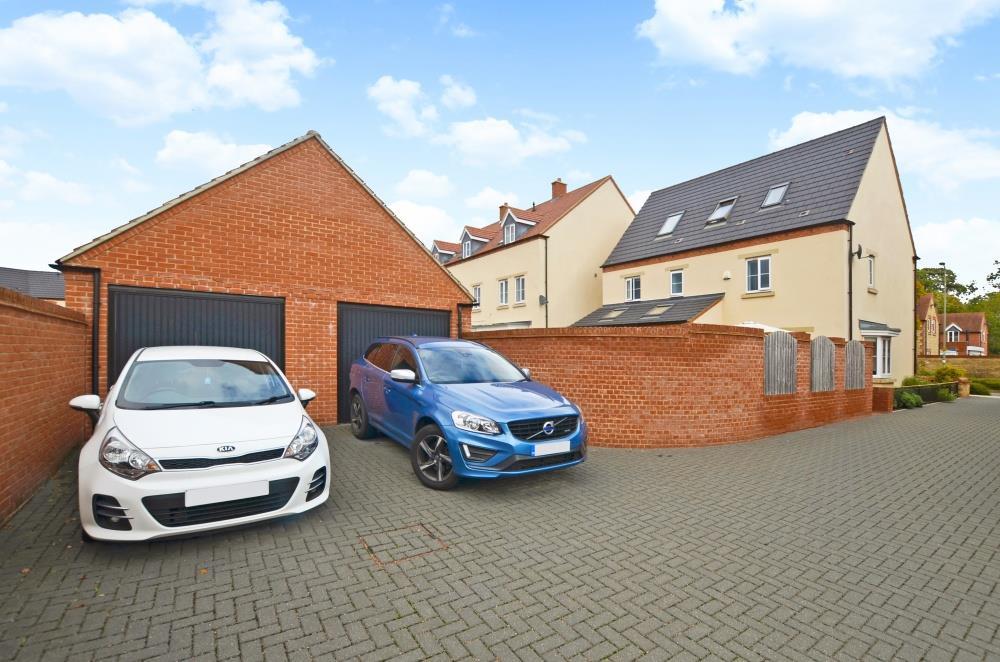 Whitelands Way, Bicester 5 bed detached house £550,000
