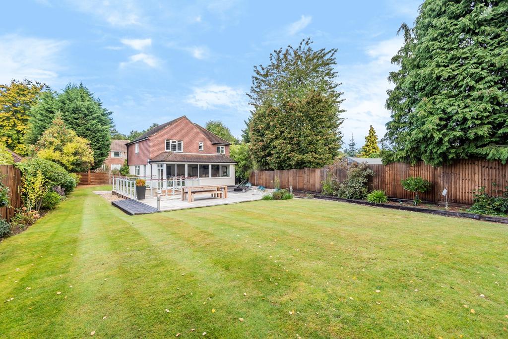 Hillside, Woking, GU22 5 bed detached house £1,050,000