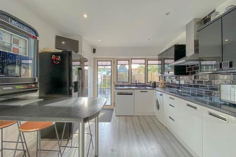 28 Howmead, Berkeley, GL13 9AS