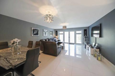 1 Akeman Row, Weston Turville, Aylesbury, HP22 5GN