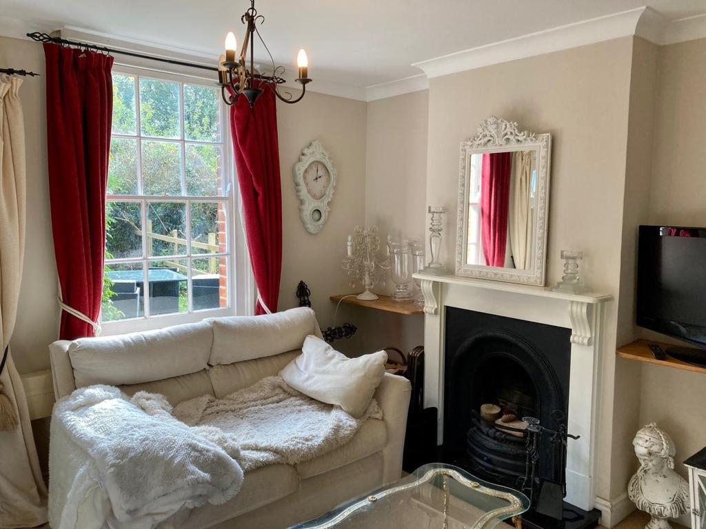 Quality Street, Merstham 2 bed terraced house £1,250 pcm (£288 pw)
