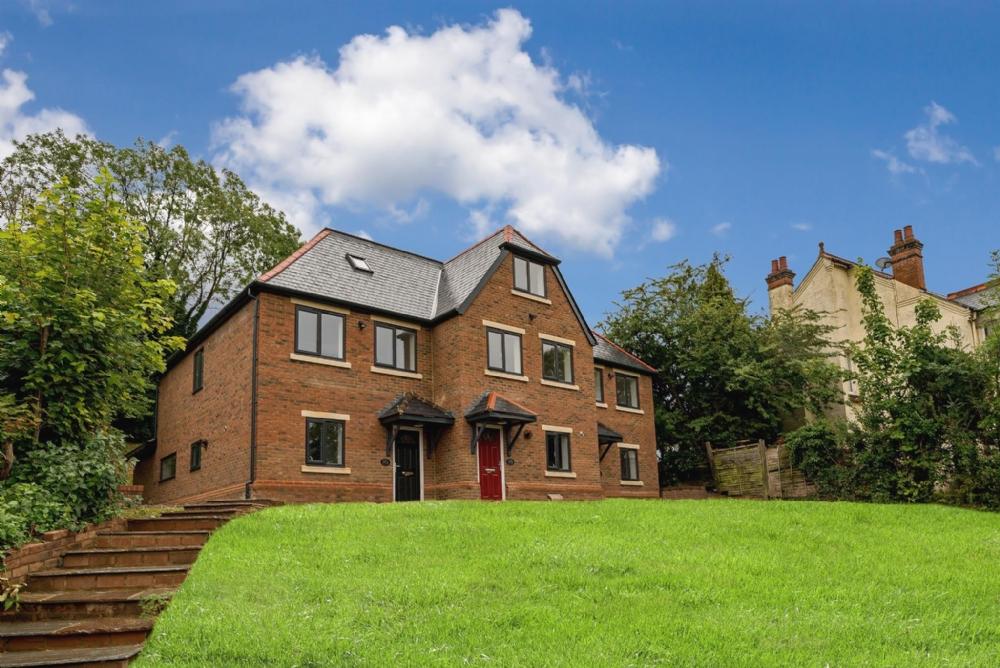 Hughenden Road, High HP13 5PD 3 bed terraced house £1,695