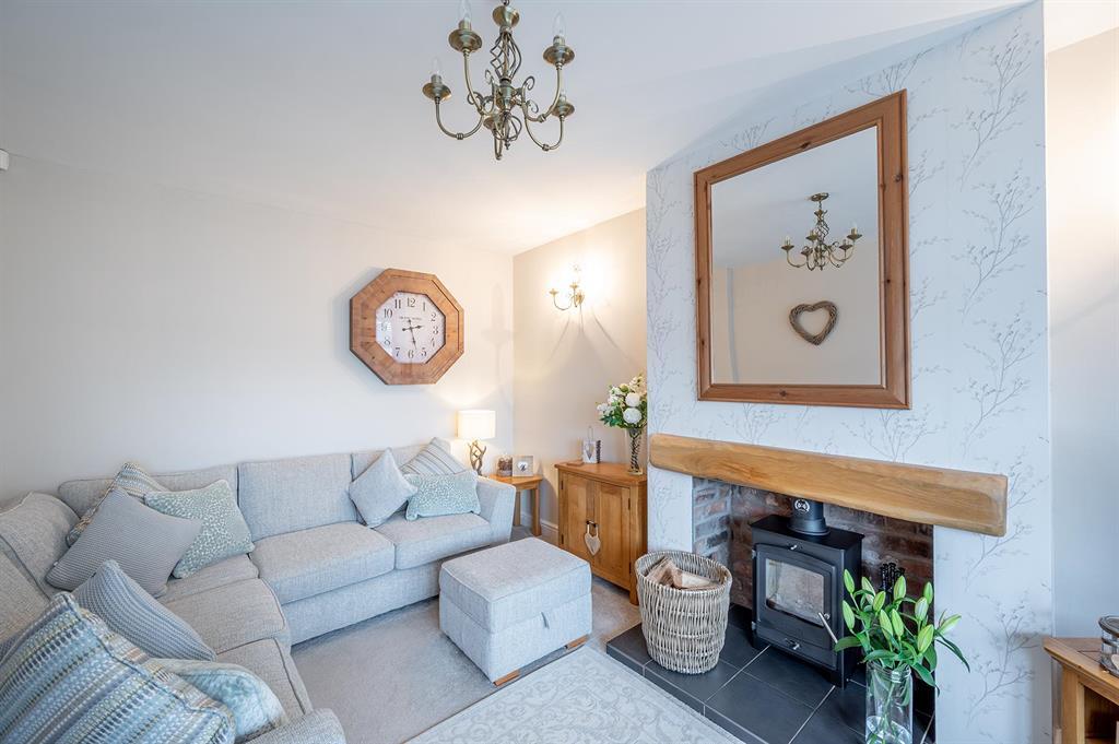 Enville Road, Wall Heath, Kingswinford, DY6 0JX 3 bed semidetached