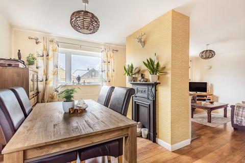 2 Larksfield Close, Carterton, OX18 3SY